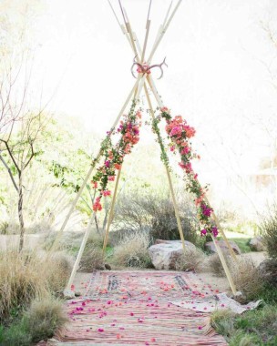 dekorasi photobooth "tee pee" dengan tema floral