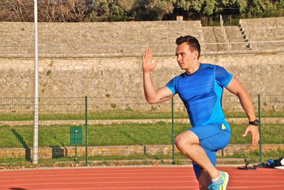 Passionné de sport depuis le plus jeune age j'aime permettre aux gens d'atteindre leurs objectifs en améliorant leur style de vie et particulièrement en y intégrant la pratique sportive et une alimentation saine.

Diplômé d'État des métiers de la forme je vous accompagne dans vos objectifs personnels en créant des programmes d'entrainement adaptés.
Vous pouvez choisir d'être suivi en salle privée, à votre domicile, à votre bureau ou encore en exterieur.

Mon objectif est de vous faire atteindre les votre en vous guidant dans des séances adaptées à votre condition physique, vos éventuelles contraintes médicales.

Chaque personne est différente, l'adaptation est ma qualité première, vous obtiendrez des résultats durables progressivement grace des méthodes d'entrainement simples et évolutives.

A bientôt !