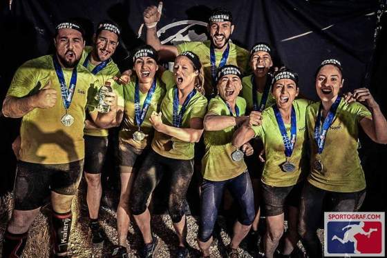 8 personnes entraînées par mes soins (le grand derrière) à la fin de la spartan race 2017 15km 25 obstacles!