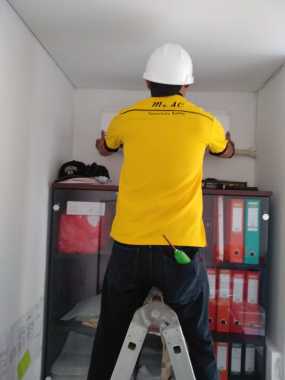 Cuci AC split di kantor perumahan