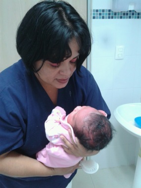 Dandole un baño a mi niña bella !!