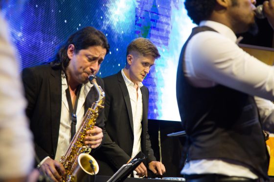 Dj, orchestre, audiovisuel