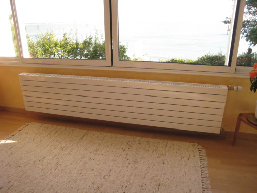 Pose d"un radiateur sur un chantier en rénovation