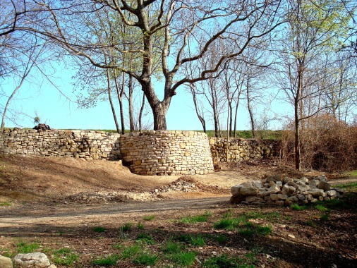 Aménagement d'un contrefort de soutènement en pierre sèche, à Lardiers 04