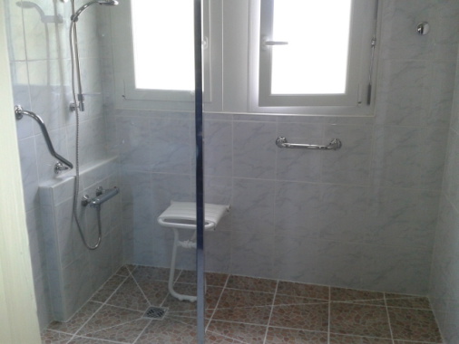 Réfection d'une salle de bain pour personne à mobilité réduite.
(Remplacement d'une baignoire par une douche "à l'italienne")
