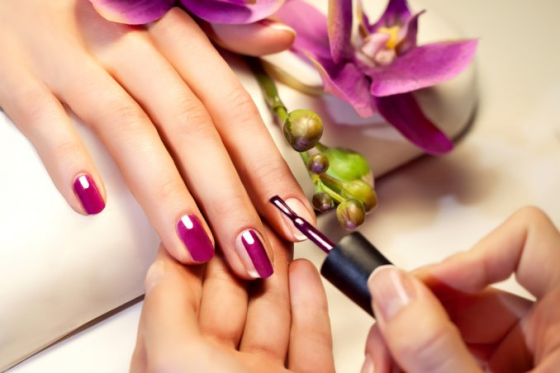 Tutte noi donne amiamo sentirci sempre perfette con noi stesse e verso gli altri.. prendendoci cura della nostra estetica. La MANICURE è una delle cose fondamentali per essere sempre poste in maniera fine e curata. Contattatemi per informazioni.. PREZZI MODICI!