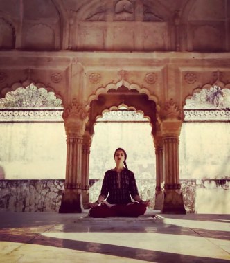 Padmasana, el loto, asana de meditación en Jaipur, India