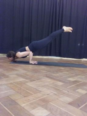 Mayurasana o el asana del pavo real