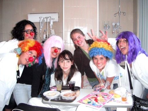 Contagiandi alegria a niños en los hospitales 