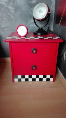 Table de nuit relookée pour une chambre sur le thème voiture.pour voir plus de photos je vous invite à aller visiter ma page facebook
