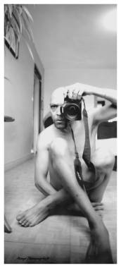 Autoportrait ( Mise à nue projet exposition ) mise à nue car le 3 eme œils nous montre tel que nous sommes ,sans artifice ...