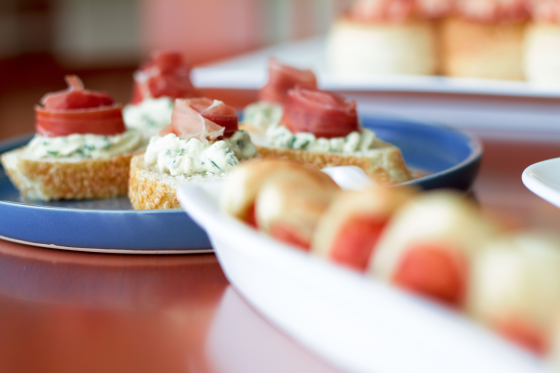Canapé de jamón serrano con queso crema - Envoltinis de salchicha