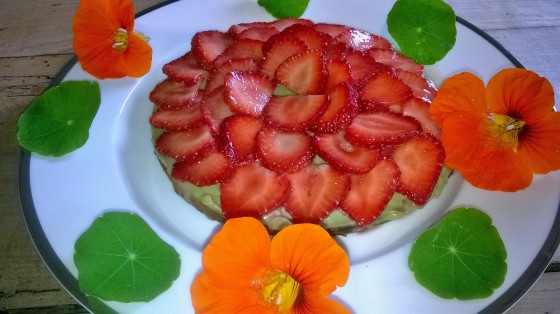 Une de mes grandes passion ..la cuisine un dessert d'été tarte aux fraises et pistaches