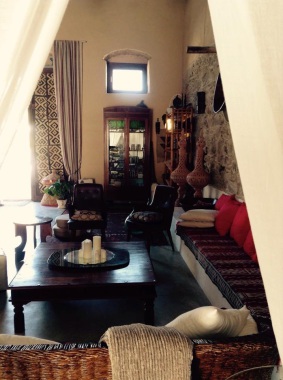 Intérieur restructuré et décoré d'une ancienne grange. Atmosphère accueillante, mélange agréable de meubles classiques et ethniques, d'objets et tissus de provenances diverses.