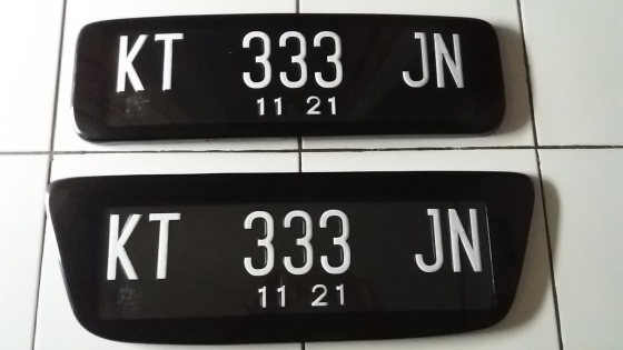 Plat nomor dengan cover acrylic cembung