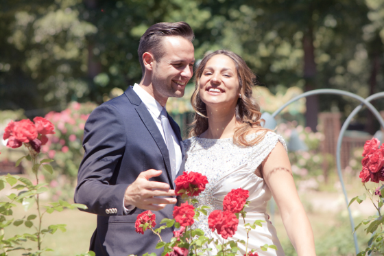 Portrait de couple des mariés dans la roseraie de Nancy.