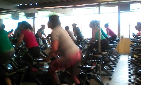 en clase de spinning en gym sky