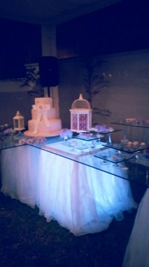 mesa de bocadillos decorada