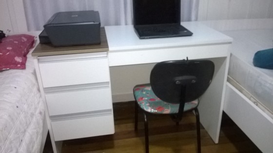 Escrivaninha com maquiador