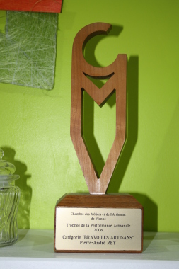 Trophée de la performance artisanale délivrer en 2006 a la chocolaterie: "Les Triangles de l'Isle", par la chambre des métiers et de l'artisanat de vienne.