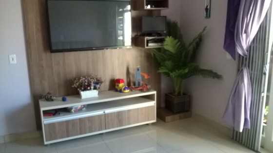 Painel TV e balcão com rodízios
