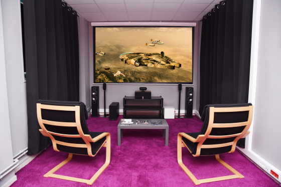 Salle Home Cinéma sur écran de 2.80 m de base et vidéoprojecteur Epson