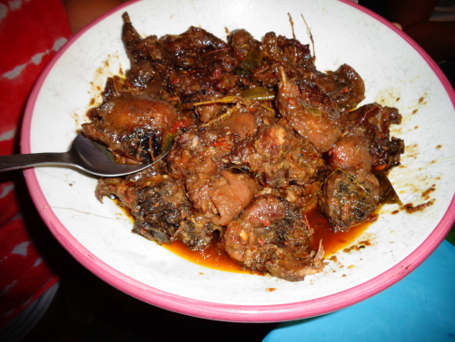 plats avec ou sans piments : roti de porc de poulet , rougail saucisses , boucané , carry poulet , sauce crevettes carry poisson , civet , massalé , carry ti jacques  , coucous et paella