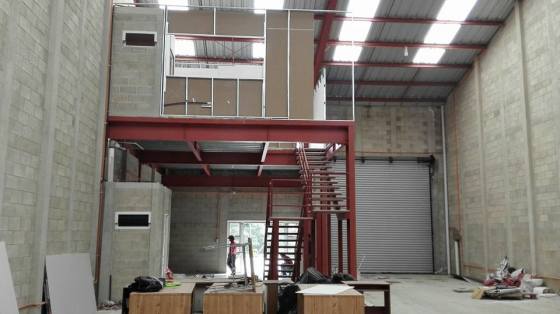 instalación de estructura metalica para mesaninie