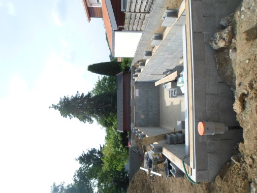 Construction totale d'une piscine de 45 M3 comprenant petit bassin et grand bassin, escaliers et bac a volet roulant.