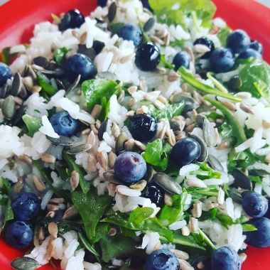 Salade d'été à la roquette et aux myrtilles