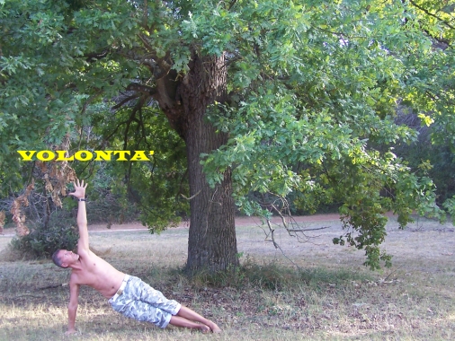 Fabio Valis in asana yoga per la volontà.
