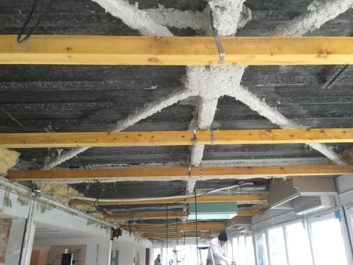 Flocage des parties métalliques avant pose d'un faux plafond