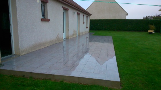 Réalisation d'une terrasse en carrelage.