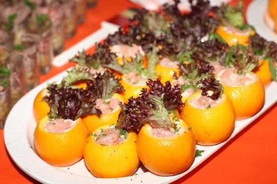 Orange gefüllt mit Krabbencocktail