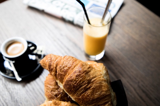 Un petit déjeuner au bar