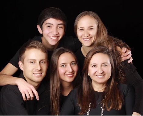 Mi familia y yo soy la del medio