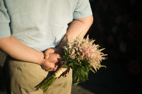 Padre sosteniendo ramo de flores