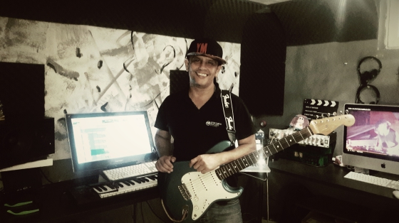 C.R.M. studios, prises de guitare.