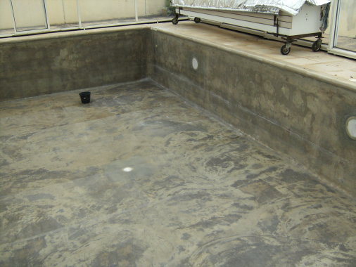 le revétement de base fibre de verre et résine et gel coat de finition de couleur. sur toutes structures béton, brique ,bois, tole ou autres...