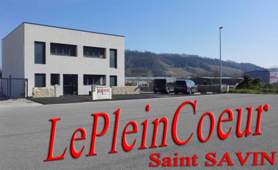 LOCATION DE BUREAUX & SALLES ERP, PMR.

Surface de16 à 26m².
- Tarifs très attractifs
- Parking et accès WiFI gratuit.
Nous mettons à votre disposition des bureaux et salles pré-équipées pour vos réunions, ateliers, vente privées, formations, entretiens de recrutement, cours collectifs, anniversaires, etc. ... 
Salle d'attente avec distributeur de boisons chaudes et musique d'attente. Accueil ouvert du Lundi au Vendredi de 8h00 à 17h00. 
Equipement disponible: chaises, bureaux, table de massage, fauteuil de relaxation, Projecteur vidéo, tableau blanc, Equipement supplémentaire sur demande suivant disponibilité.

A 10 mn de l'autoroute A43 - Sortie L'isle d'Abeau...