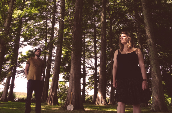 Asher Wood : 

un duo pop/folk aux goûts éclectiques qui réinterprète les trésors cachés de la musique Folk Américaine des années 60 à la New Folk actuelle.