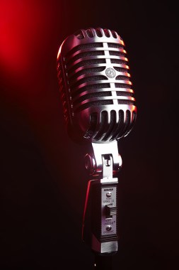 J’aime citer Denis Vasse - L'ombilic et la voix, qui résume bien cet art magique parce qu’il opère dans les sensations du chanteur et par ce qu’il produit sur son public.

Car " C'est par la voix que le conscient s'ouvre à l'inconscient, 
et l'homme à lui-même et à l'autre".