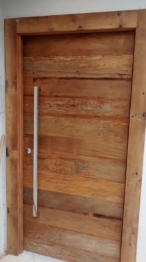 porta pivotante de madeira de demolição.