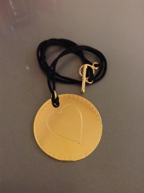 Pendentif plaqué or 4 cm  65 euros + gravure