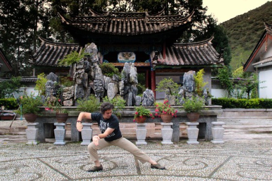 Style du "Serpent qui rampe" - Centre de Recherche Culture Dongba - Lijiang (Yunnan, Chine).