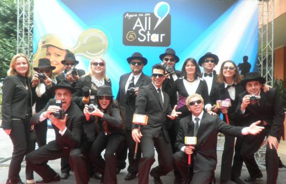 Evento com vários atores como Paparazzis e apresentador.