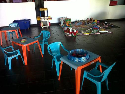 Espace des plus grands: toupies, jeux de société, petits bricolages, pâte autodurcissante...