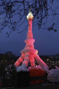 tour Eiffel de 8 mètres réalisée quai Branly à Paris