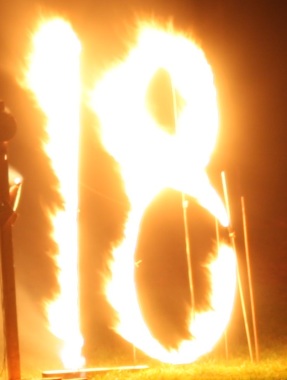 Brennende "18" zum Gebu