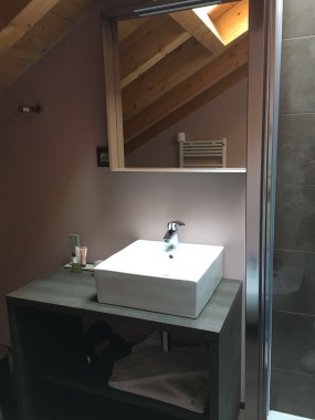 bagno rosa in mansarda
